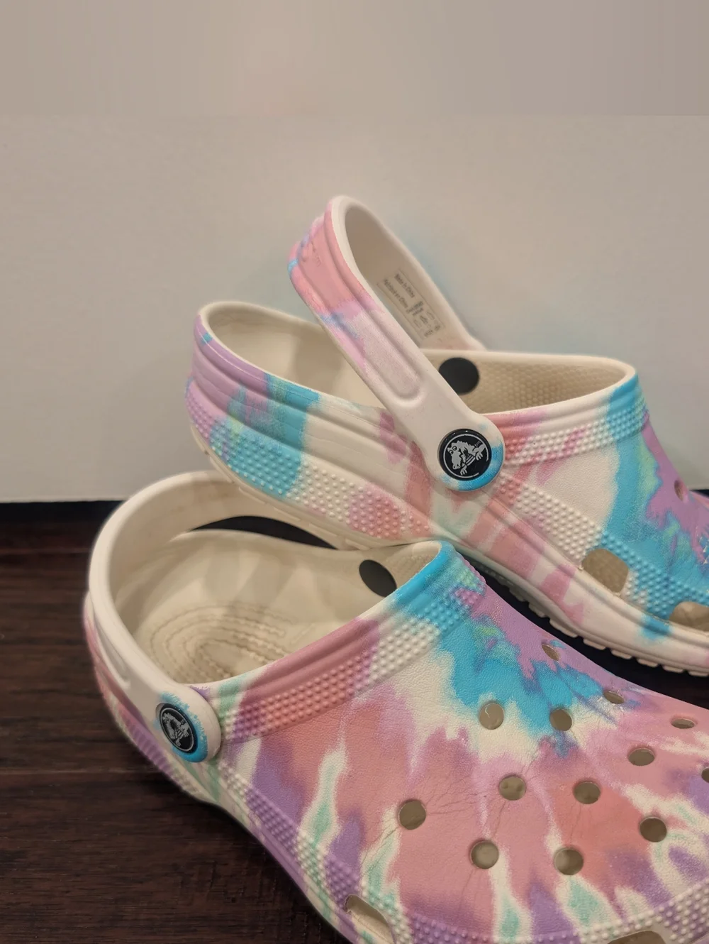 CROCS Kids Tie-Dye Clog Sandals in Pastel Pink, Blue & Purple Size 4 Big Kid - Picture 3 of 5